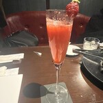 サントリーバー＆ダイニング 北新地 水響亭 - いちごのスパークリング　ただ乗ってたいちごが新鮮じゃないのが残念(＞人＜;)