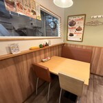 プチ グリル マルヨシ - 内観(テーブル)