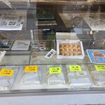 つるや製菓 - 販売は1種類のみ。皆さん20個や30個をばんばん買っていました。