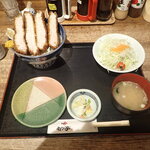 かつ亭 - うわさのカツ丼（味噌汁と漬物、サラダが付きます）