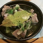 パブリックハウス ブラボー! - 親鶏のアヒージョ。確りとした旨みと歯ごたえ、ビールによく合います。