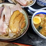 松戸富田製麺 - つけチャーシューは極太麺でガッツリ魚粉