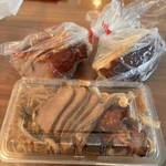 金陵 - モツ盛り合わせと焼豚に皮付き焼豚