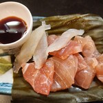 ポチの家 - さすの昆布〆刺  白身は やがらです  醤油は甘みが有り さす(かじき)は昆布の味がちゃんと入って 臭みも無く とても美味しい やがらも とても美味しい  