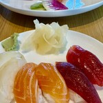 PACIFIC TABLE - 板前寿司　まぐろ、サーモン、イカ