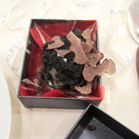イル ギオットーネ 京都本店 - 前菜1。雲子の｢炭｣、箱を開けます(2014.12 夜1万コース)