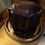 メゾンカカオ - 料理写真:生フロルケーキブラック　1,620円もします。この形はカカオの断面がモチーフなのだそう