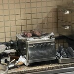 料理 むら上 - 肉をグリルしてる