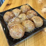 ジャンボ酒場 - 料理写真:たこ焼9個/700円♪