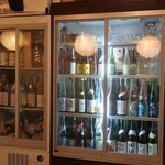 恵風和暢　あっと - 日本酒ショーケースの様子。