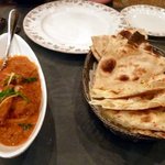 インド料理 ショナ・ルパ - チキンカレーとナン、ロティ