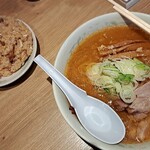 さっぽろ純連 - 味噌ラーメンと半チャーハンセット（1,750円）