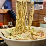 中華蕎麦 春馬 - 中太ちぢれ麺をリフトUP⤴️