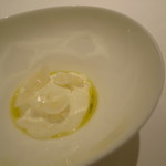 カンテサンス - 山羊乳のバヴァロア、オリーブ・オイルと塩1