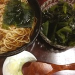 そば処 満留賀 - わかめそば✨わかめの量がすごい！！！嬉しいけど、冷たいので、つゆに入れるとそばがどんどん冷めるし、そのまま食べるにも味付けないからー。そこ改善お願いです！