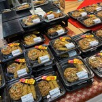 お弁当のヒライ - 閉店間際でも沢山残ってます。
