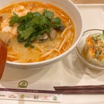 ディップパレス - トムヤンクンフォー　近くに麻辣湯　今時生春巻きがついて1000円はこの界隈でもなくてありがたいです。海老エキス濃厚パクチーも惜しげなく載っていてうれし。近所の麻辣湯やさんでトムヤンクン味を頼むと1.5倍にはなっちゃう