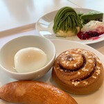 イケア・レストラン - 奥にある抹茶のデザートセット590円につられて来店。抹茶の風味ちゃんとあってスエーデンの民に拍手。手前はモーニングセット300円　ドリンクバー無料　満足