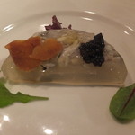 トラフグの皮とアラのテリーヌ アキテーヌ産のキャビアを添えて
