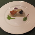 トラフグの皮とアラのテリーヌ アキテーヌ産のキャビアを添えて