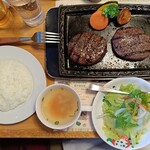 炭焼きレストランさわやか - 料理写真:げんこつハンバーグ1540円、プレミアムセット640円(ライスまたはパン、季節の野菜スープ、フレッシュサラダ)、価格は税込