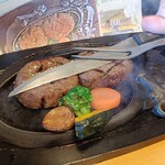 炭焼きレストランさわやか - ギュッと押し付けてやっとミディアムくらいになる。