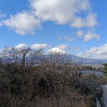 炭焼きレストランさわやか - いつもより雲が多かったが富士山もくっきりと見えた。風が冷たくて待ってる間なかなか厳しい寒さだった