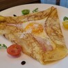 CAFE AUX BACCHANALES - ガレット《ハム》(税込1,230円)
                ハム&チーズ&半熟玉子&黒胡椒のガレット、削りチーズ掛け、赤&緑&黄のミニ蕃加添え