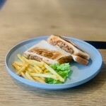 スラッシュカフェアンドバー 川崎 - ④ ホットサンド+ポテトフライ