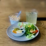 スラッシュカフェアンドバー 川崎 - ① ヨーグルト（キウィ、蜜柑、パイン、ブルーベリー）、サラダ
② シリアル3種：ビュッフェ（= 食べ放）
③ ドリンク7種：ビュッフェ（=飲み放）