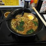 和風らーめん海人 - ラーメンの横に添えられたマー油を入れてから頂くと、豚臭さが消えて円やかさが更に増して美味しく
      麺は中太のプリプリ麺で、チャーシューは大きな物が一枚入っています。