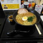 和風らーめん海人 - 早速バトルラーメンを頂くと、豚臭さが強い円やかな味わいでありながらこってりしていない
      後味さっぱりとしたスープのラーメンで、独特の肉匂いが結構キツイ野趣あふれるラーメンですが