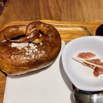 ドイツ国家認定食肉加工マイスターの店 AkitaHam. - プレッツェル、おつまみ⁈