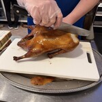 北京ダック専門店 中国茶房8 - 北京ダックを目の前でカット