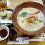 本格熟成うどん 一期一麺 - 白味噌仕立てで具材たっぷりのうどん(1,580円)茄子の挟み揚げ付き