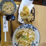 本格熟成うどん 一期一麺 - 鶏天うどんと(1080円)かやくご飯(380円)