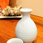 酒場ダイニング芳〜HANA〜 - 『日本酒・やまたのおろち（ぬる燗）』