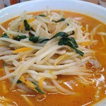 日高屋 - 秘伝の辛味噌ラーメン 640円 半ライス 150円