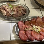 ホルモン焼肉 天竜 高円寺 - 上から豚ハラミ、牛タン塩でそれぞれ2人前となります。牛タン塩は肉厚で、豚ハラミは一つ一つは適度な大きさですが脂身も多く含んでおり、とても美味しかったです。