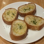ボーノ - サービスのガーリックトースト…m(_ _)m
