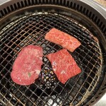 焼肉 千味庭  - 【2026.1.3(土)】お肉を焼いている