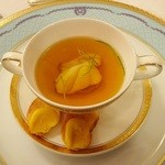 綱町三井倶楽部 - 2014鮟鱇とアンキモの入ったサフラン風味のコンソメ ルイユを添えて