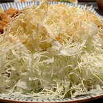 とんかつ和幸 - とんかつ 和幸 ヤエチカ店 かき盛合せ御飯 お替りした山盛りの千切りキャベツ 柚子どれっしんぐ掛けちゃってます