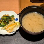とんかつ和幸 - とんかつ 和幸 ヤエチカ店 かき盛合せ御飯に付く漬物と蜆の味噌汁