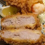 とんかつ和幸 - とんかつ 和幸 ヤエチカ店 かき盛合せ御飯のプリプリの海老ととても柔らかい食感の一口ひれかつ断面