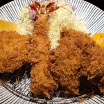 とんかつ和幸 - とんかつ 和幸 ヤエチカ店 かき盛合せ御飯の、剣立ち衣に包まれる3個の牡蠣フライ・海老フライ・一口ひれかつ