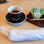 食べるお宿 浜の湯 - お着きのお茶とお着き菓子