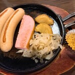 クライネヒュッテ - カーリーブルストと厚切りベーコン