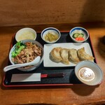 南山 - 魯肉飯と餃子(他にスープ、ザーサイ、お新香付き)