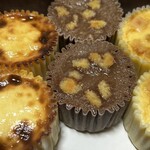 メゾン・ダーニ シロカネ 西武池袋本店 - 左からバスクチーズプレーン、チョコバスク、ホワイトバスク